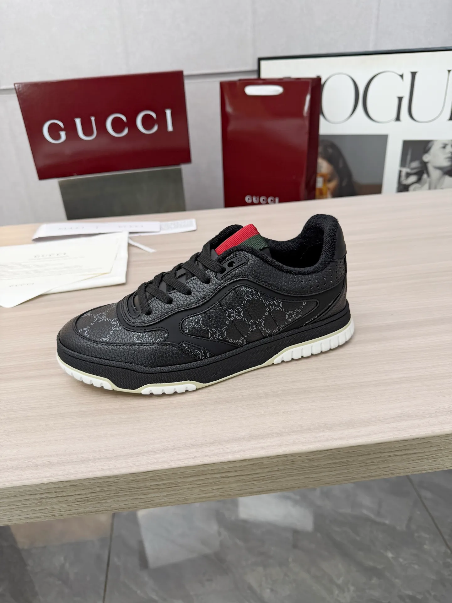 [G Home] P: 600💰 Couple size: Female 35-40. Male 39-44 (45 custom-made) 🆕2025.GUCC Gucci original order quality The latest popular high and low top aged couple sneakers series shipped original purchase development and production, this high and low top sneakers adopt a basketball-style silhouette design, cleverly integrated with hollow panels and distressed effects, showing unique ingenuity. The ingenuity incorporates brand logo details such as interlocking Double G styling accessories and Gucci lettering, a low-key tribute to the brand's design heritage. Exquisite packaging at the delivery counter 🛍📦 ▪️ Fabric: Original customized imported first-layer cowhide ▪️ Inner lining: Imported first-layer cowhide ▪️ Sole: Original molded two-color TPU sole ▪️ Sole thickness: 3cm